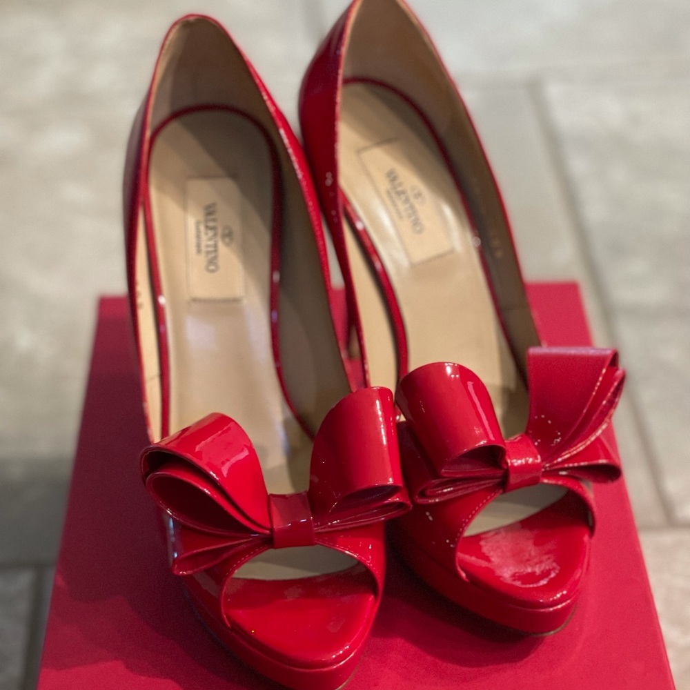 Valentino bow pump